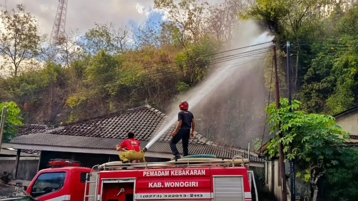 Kebakaran lahan di sekitar Pasar Giribelah, Desa Jatirejo, Kecamatan Giritontro, Wonogiri, Selasa (7/7/2026). (DOK.DAMKAR WONOGIRI)