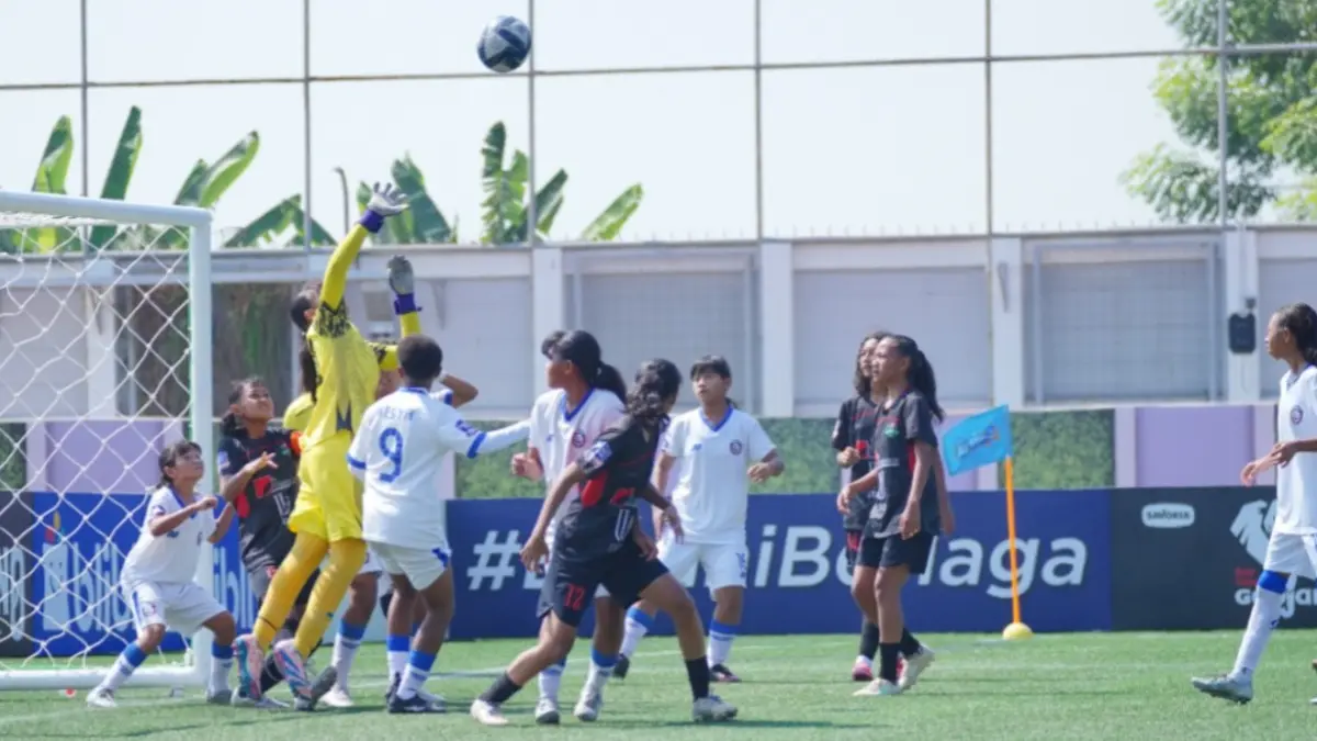 Laga Arema FC Women (jersey putih) mengungguli Putri Tangsel City (jersey hitam) di laga penyisihan grup A U-15 HYDROPLUS Soccer League All-Stars 2025/2026 yang berlangsung di Supersoccer Arena, Kudus, Selasa (7/7). 