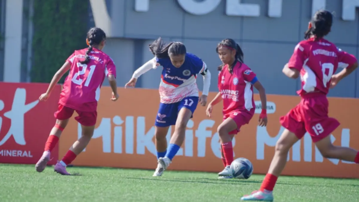Laga Putri Surakarta (jersey pink)  vs Mojang Priangan (jersey biru putih) di laga kedua babak penyisihan Grup A U-15 HYDROPLUS Soccer League yang berlangsung di Supersoccer Arena, Kudus, Selasa (7/7/2026).