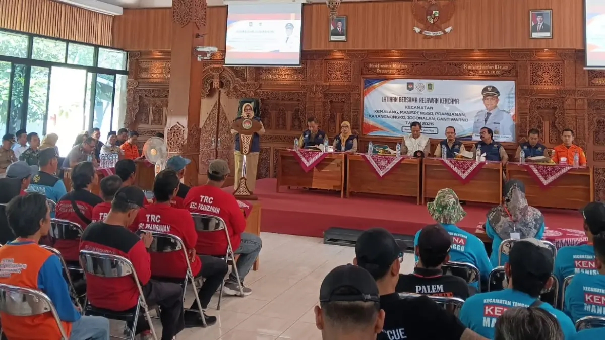 Latihan Bersama Relawan Kencana (Kecamatan Tangguh Bencana) yang melibatkan enam kecamatan di gedung Sasono Kridho Dharma, Balai Desa Dompol, Kecamatan Kemalang, Selasa (7/7/2026). (Angga Purenda/Radar Solo)