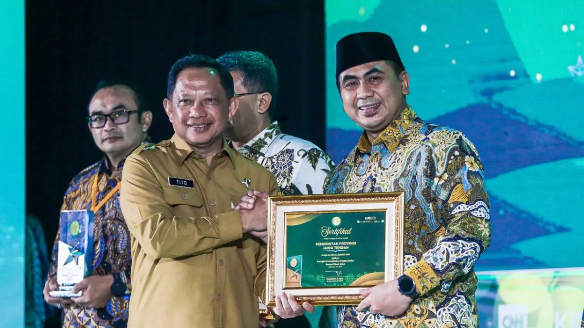 Mewakili Gubernur Jateng Ahmad Luthfi, Wagub Tak Yasin menerima enam penghargaan sekaligus dalam acara Adinata Syariah 2026 di Jakarta, Senin (6/7/2026). 