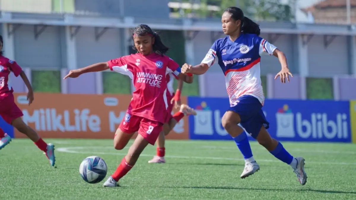 Mojang Priangan (jersey biru putih) menghadapi perlawanan Putri Surakarta (jersey merah) di laga kedua babak penyisihan Grup A U-15 HYDROPLUS Soccer League yang berlangsung di Supersoccer Arena, Kudus, Selasa (7/7).
