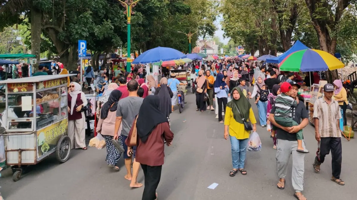 Pengunjung memadati CFD di kawasan Alun-Alun Satya Negara Sukoharjo tiap hari Minggu. (IWAN KAWUL/RADAR SOLO)