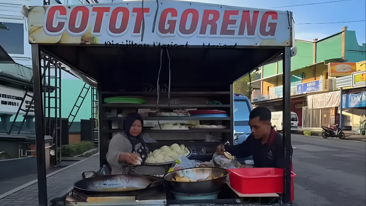 Penjual Cotot Goreng di Tawangmangu (Sumber: TikTok @traveler.noona)