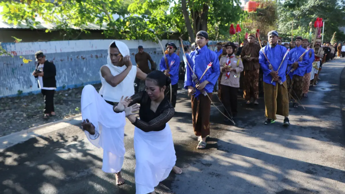 PENUH MAKNA: Beberapa penari mengikuti kirab budaya di kawasan Gedung Wayang Orang Sriwedari. (ARIEF BUDIMAN/RADAR SOLO)