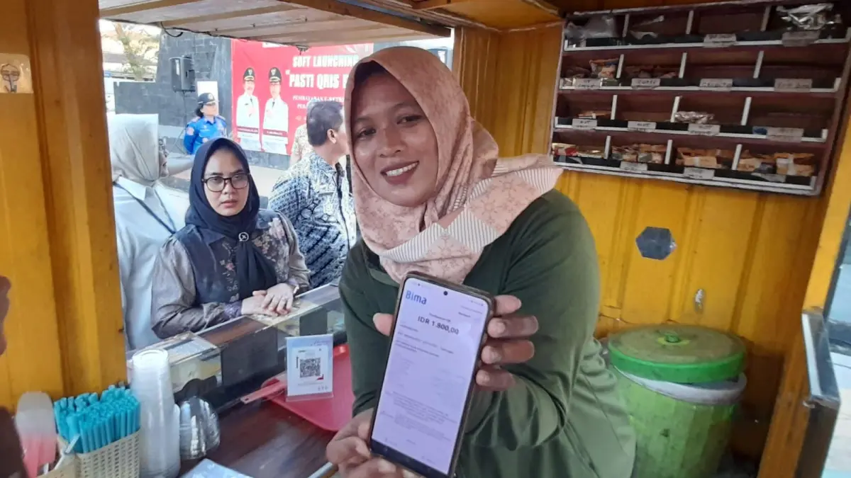 PKL Taman Pancasila Karanganyar mulai terapkan e-retribusi, Selasa (7/7/2026). (Rudi Hartono/Radar Solo)