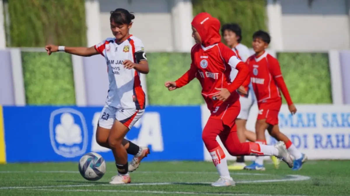 Putri Garut (jersey merah) tahan imbang kekuatan Putri JP Jakarta (jersey putih) di laga kedua fase penyisihan Grup A U-18 HYDROPLUS Soccer League All-Stars 2025/2026 yang berlangsung di Supersoccer Arena, Rendeng, Kudus, Selasa (7/7).