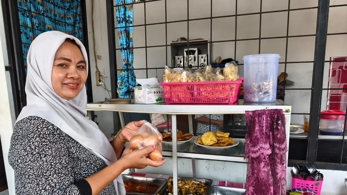 Salah satu pelaku UMKM di Sragen yang mengandalkan telur ayam. (Ahmad Khairudin/Radar Solo)