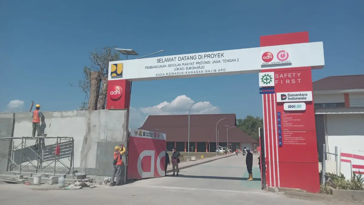 Sejumlah pekerja tengah menyelesaikan pembangunan Sekolar Rakyat Jawa Tengah 2 di Kelurahan Jombor, Bendosari, Sukoharjo. (IWAN KAWUL/RADAR SOLO)

