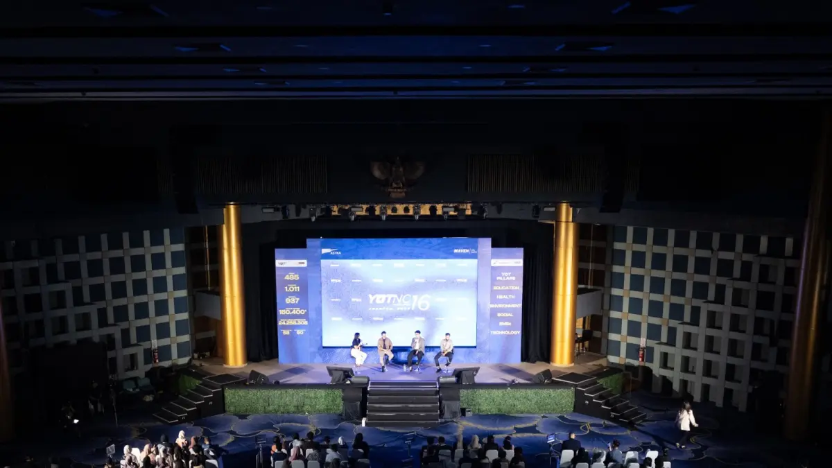 Environmental Content Creator Jerhemy Owen (kedua kanan), Head of Brand Communications Astra Yudha Prasetya (kedua kiri), dan Penerima Apresiasi SATU Indonesia Awards 2017 sekaligus Penggerak Desa Sejahtera Astra Nyarai, Sumatra Barat, Ritno Kurniawan (kanan) berbagi inspirasi pada sesi "Terhubung Dalam Aksi" yang menjadi bagian dari Young On Top National Conference (YOTNC) 2026, di Jakarta, pada Sabtu (4/7).