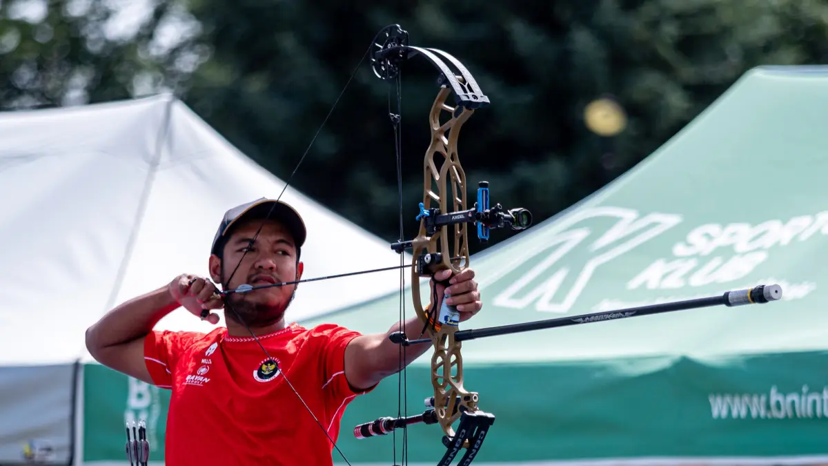 Atlet para panahan Indonesia, Ken Swagumilang bersiap melepaskan anak panah dalam kejuaraan Hyundai World Archery Para Series 2026 in Nove Mesto, Republik Ceko, 29 Juni - 4 Juli 2026. Indonesia berhasil meraih 3 medali perak dari kejuaraan ini. (Dok. MIchal Novák) 