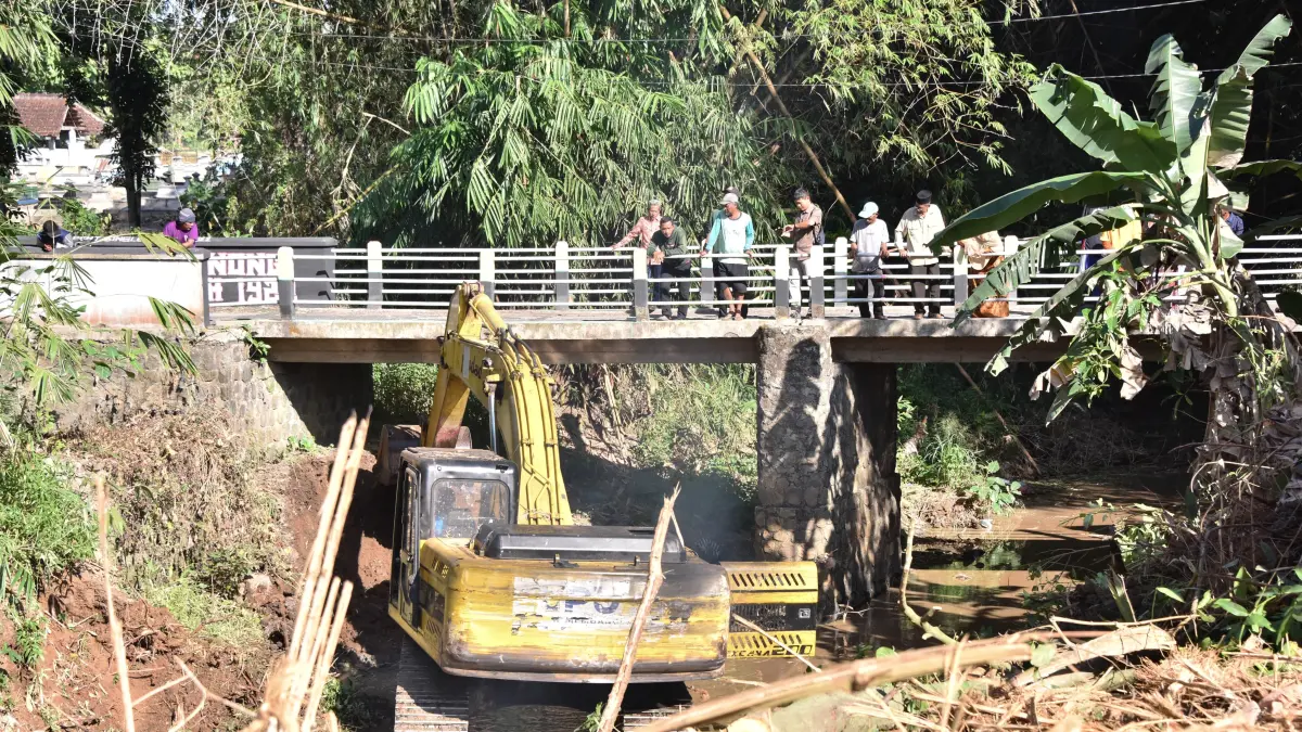 Alat berat diterjunkan BBWSBS saat normalisasi Sungai Doho di Desa Kedungwinong, Kecamatan Nguter, Sukoharjo, Senin (8/7). (IWAN KAWUL/RADAR SOLO)