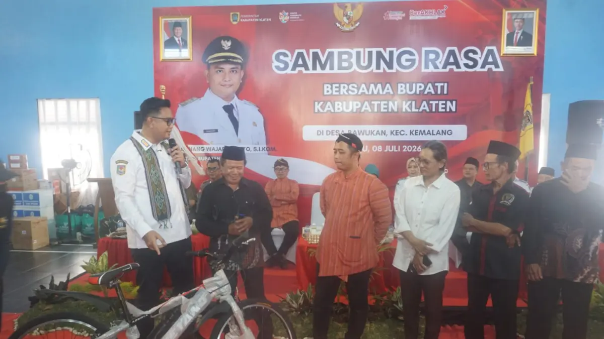 Bupati Klaten Hamenang Wajar Ismoyo saat menyerap aspirasi masyarakat dalam sambung rasa di Desa Bawukan, Kecamatan Kemalang. (Angga Purenda/Radar Solo)
