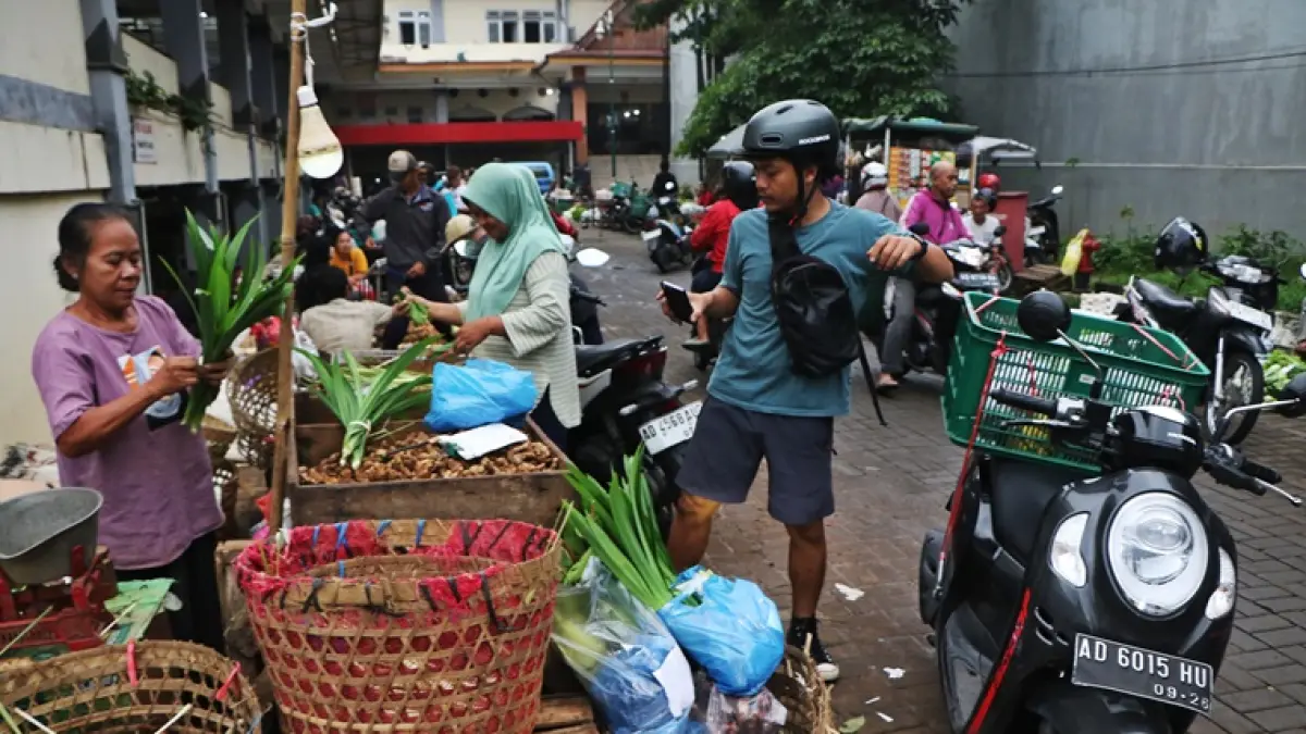 Ilustrasi aktivitas pedagang sayuran di Pasar Legi Solo, belum lama ini. (ARIEF BUDIMAN/RADAR SOLO)