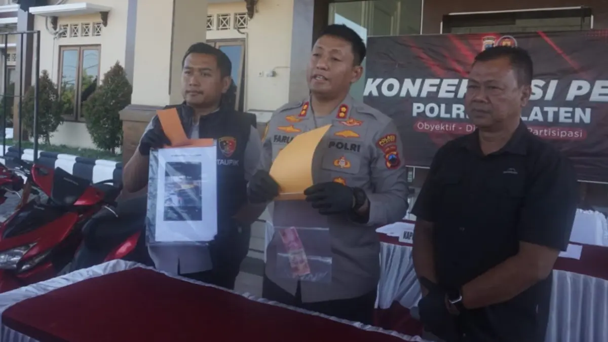 Kapolres Klaten AKBP Moh. Faruk Rozi bersama jajarannya saat memperlihatkan barang bukti dari pengungkapkan peredaran uang palsu di Mapolres Klaten, Rabu (8/7/2026). (Angga Purenda/Radar Solo)
