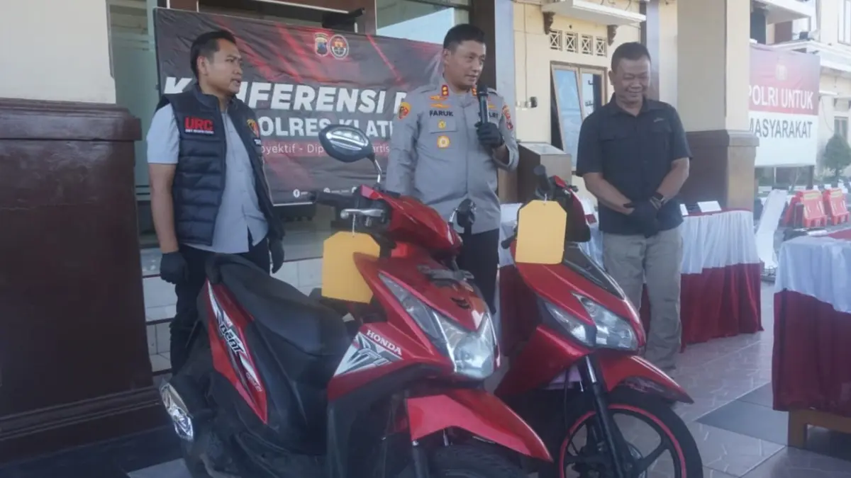 Kapolres Klaten AKBP Moh. Faruk Rozi (tengah)memperlihatkan 2 unit kendaraan yang dicuri dan digunakan sebagai sarana kejahatan dalam konferensi pers di mapolres setempat, Rabu (8/7/2026). (Angga Purenda/Radar Solo)
