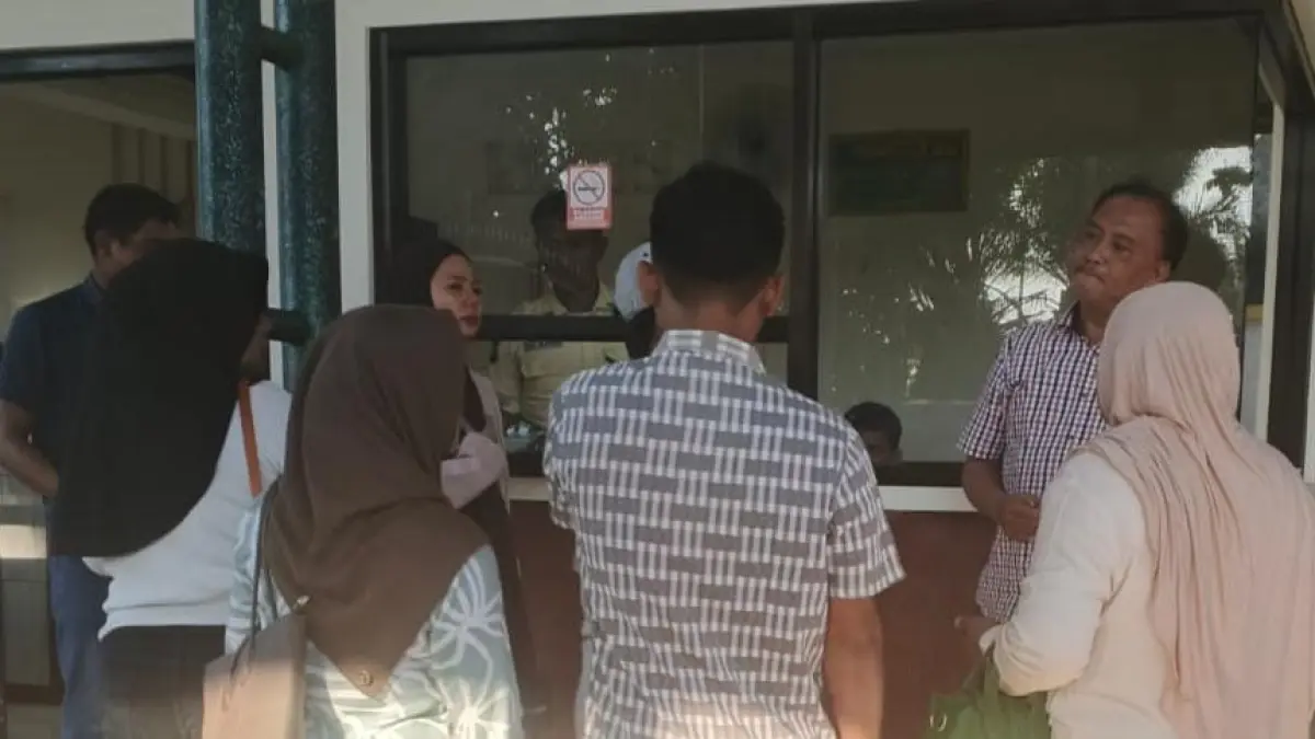Korban saat mendatangi PN Karanganyar untuk menjalani proses peradilan. (Rudi Hartono/Radar Solo)