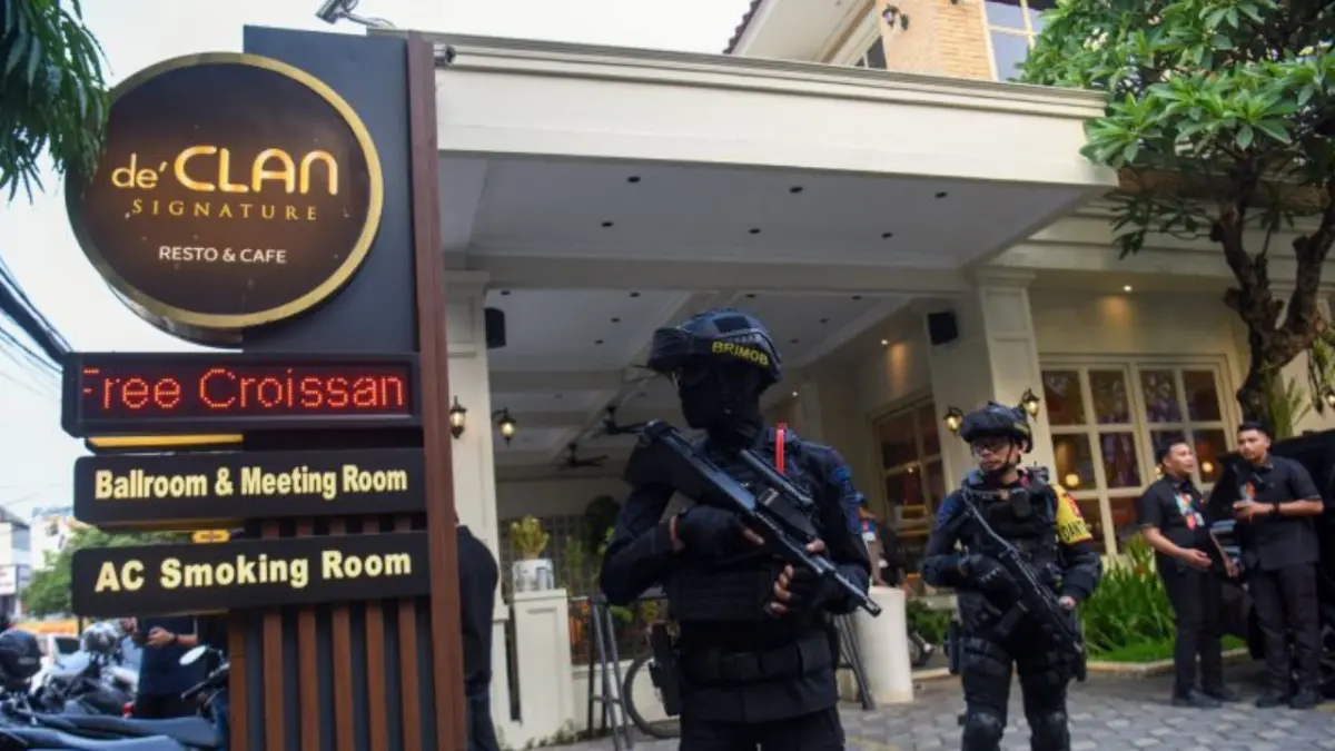 Personel Brimob berjaga di depan Cafe de