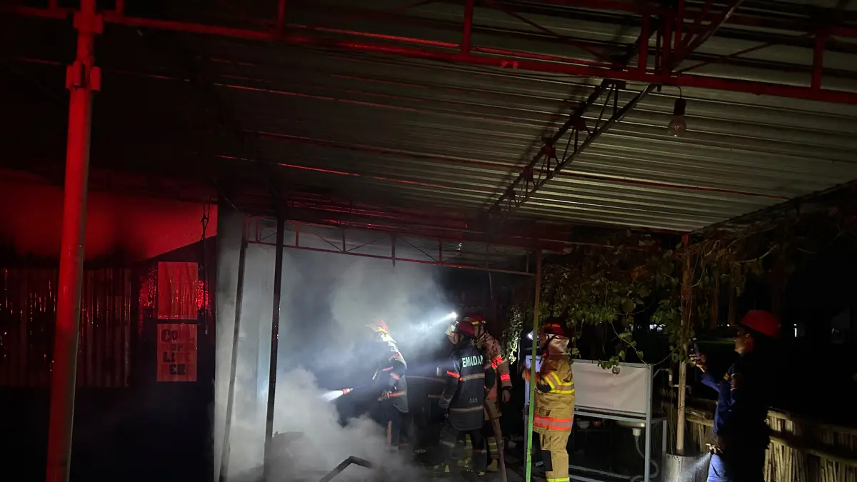 Petugas Damkar Sukoharjo padamkan api yang membakar rumah di. (Dok. Damkar Sukoharjo) 