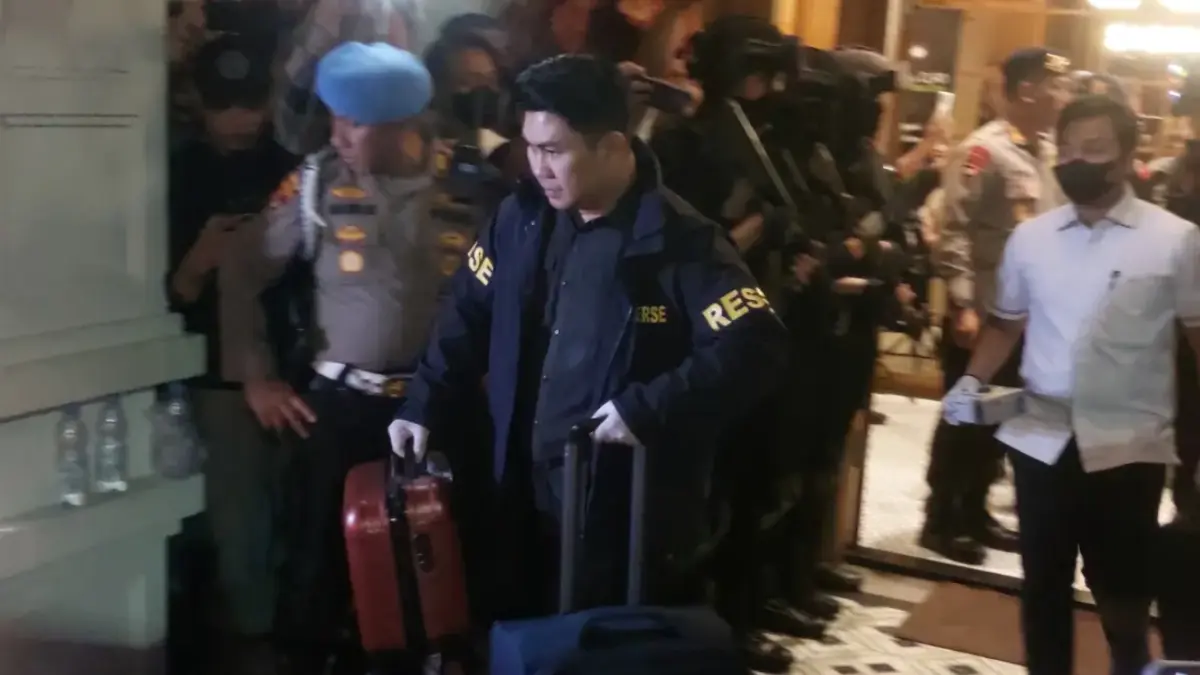 Petugas membawa sejumlah koper berisi uang Rp60 miliar dan sejumlah dokumen yang disita dari Kafe de’Clan Jaksel, Rabu (8/7/2026). (Ryandi Zahdomo/JawaPos.com)