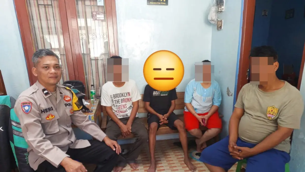 Samuel Mikael Pakpahan, 16, remaja asal Desa Ngringo, Kecamatan Jaten, Kabupaten Karanganyar dijemput kepolisian. (Rudi Hartono/Radar Solo)