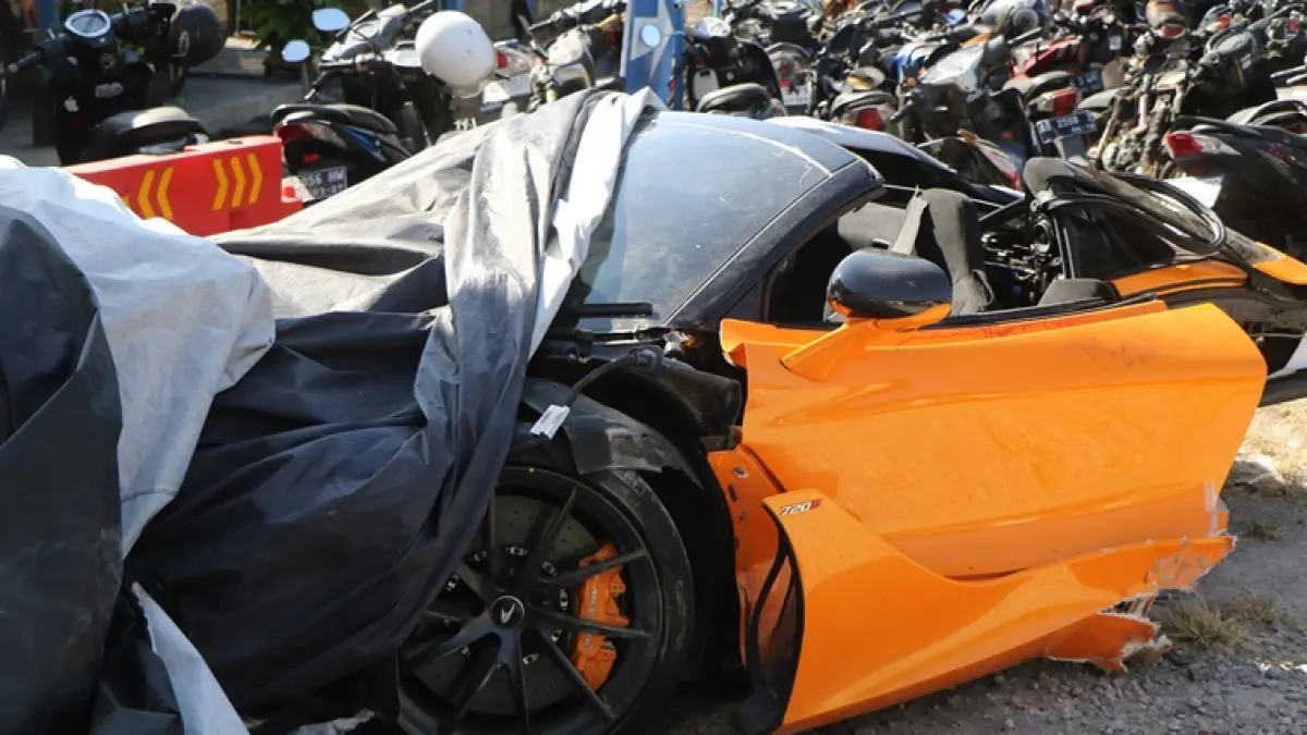 Supercar McLaren yang dikemudikan Youtuber Andra ST bersama kontebn kreator game Robby Pantjoro terbelah jadi dua dan sudah diamankan di Makolantas Grogol, Sukoharjo, Rabu (8/7). (ARIEF BUDIMAN/RADAR SOLO)   