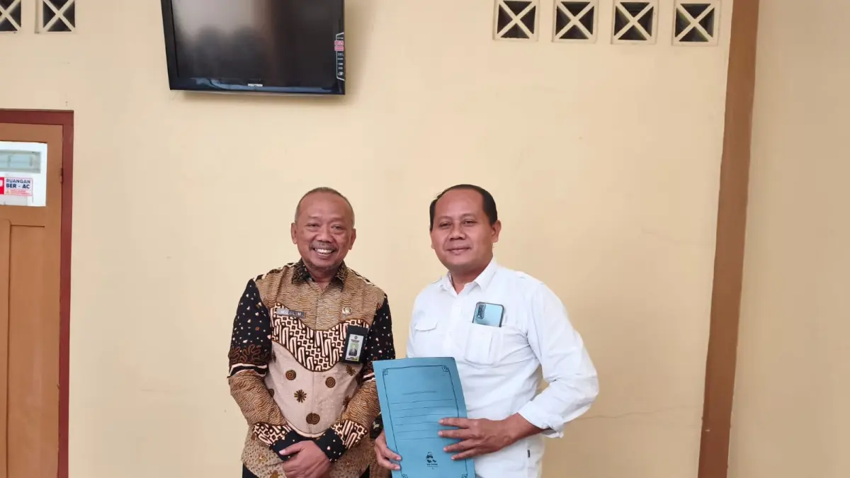 Tokoh masyarakat Desa Tegalrejo, Kecamatan Gondang mendatangi KUA Karangmalang, Sragen. (Ahmad Khairudin/Radar Solo)