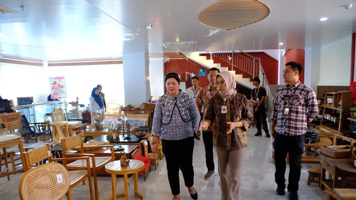 Wakil Wali Kota Solo Astrid Widayani sambangi Furni Fest 2026 di IKM Sri Kayu. (Humas Pemkot Solo)