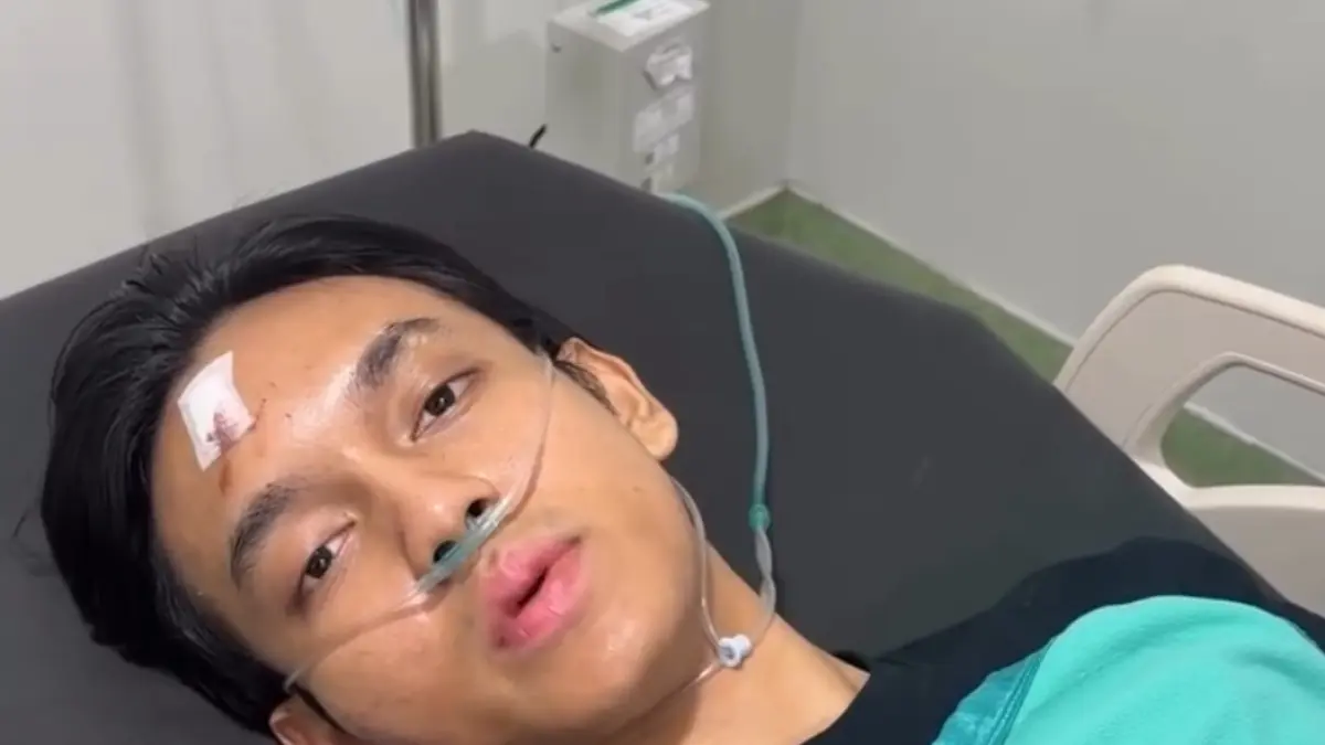 Youtuber Andra ST luka ringan di dahi dan dirawat di RS Indriati Solo Baru usai McLaren yang ditumpangi bersama Robby Pantjoro laka tunggal di Grogol, Sukoharjo, Rabu dini hari (8/7). (Dok. Satlantas Polres Sukoharjo) 