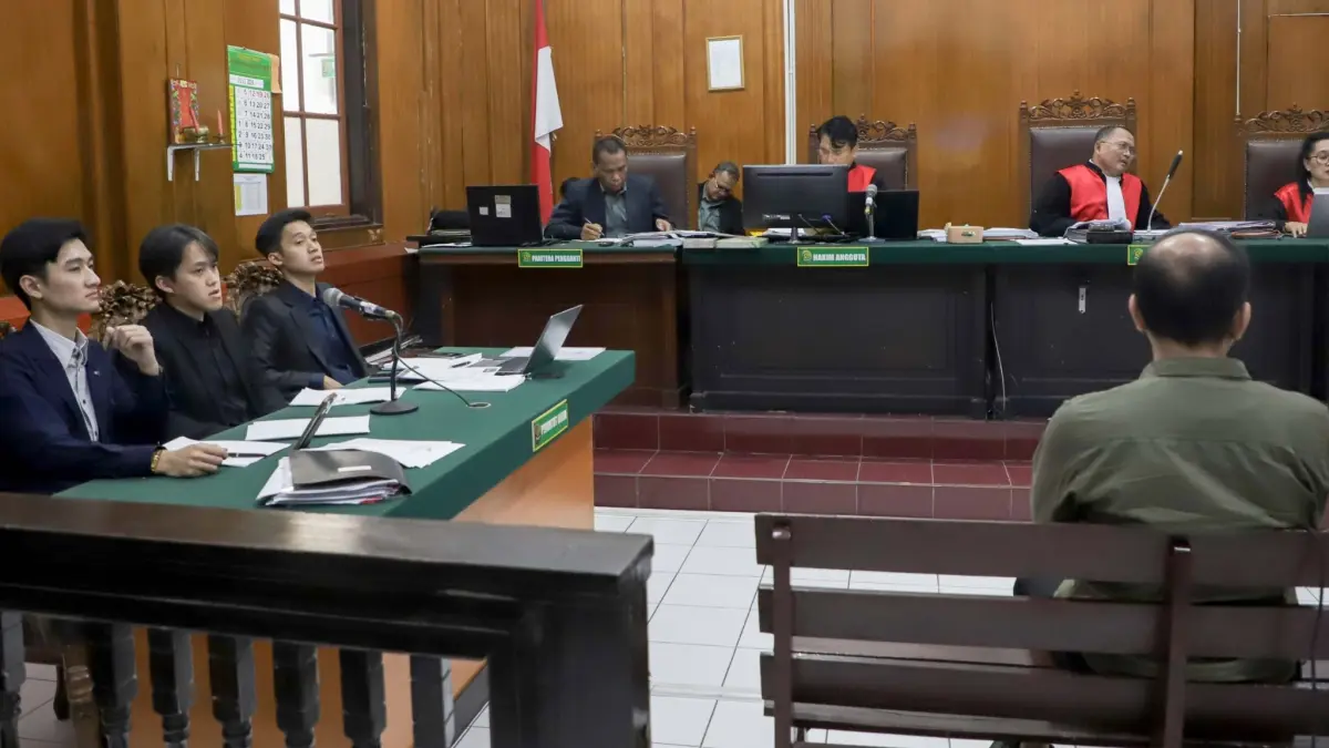 Uang milik PT Java Fortis Corporindo senilai Rp21,4 miliar yang tidak bisa dipertanggungjawabkan Nany Widjaja, sebagian mengalir ke PT Dharma Nyata Press. Itu diungkap Lukman Hardiansyah, mantan karyawan PT Java Fortis dalam persidangan di Pengadilan Negeri (PN) Surabaya, Rabu (8/7/2026). (Alfian Rizal/Jawa Pos)