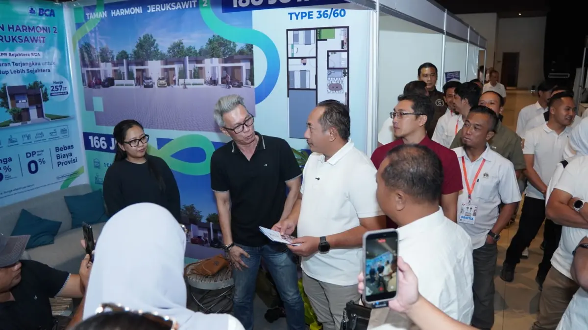 Bupati Karanganyar Rober Christanto membuka pameran perumahan dan UMKM di Gedung Wanita Karanganyar, Rabu (8/7/2026) malam. (Rudi Hartono/Radar Solo)