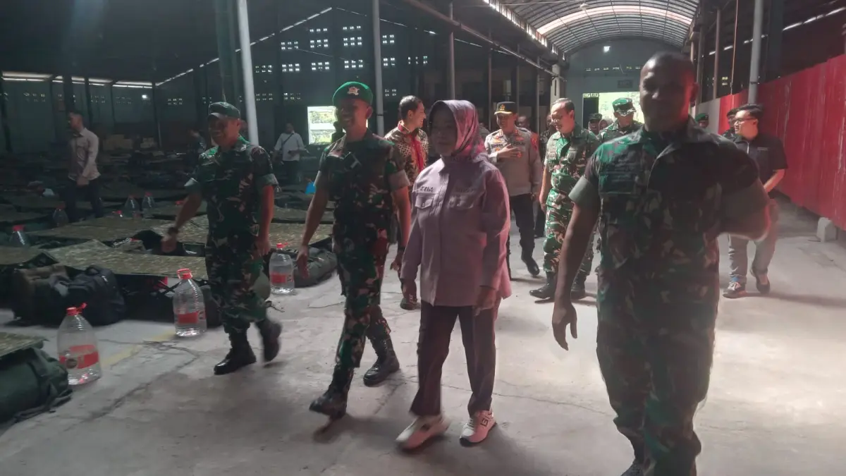Bupati Sukoharjo Etik Suryani dan Komandan Yonif TP 449/Sukoharjo Mayor Inf. Edi Riwanto sambangi marshaling di Desa Watu Bonang, Tawangsari, Kamis (9/7). (IWAN KAWUL/RADAR SOLO)