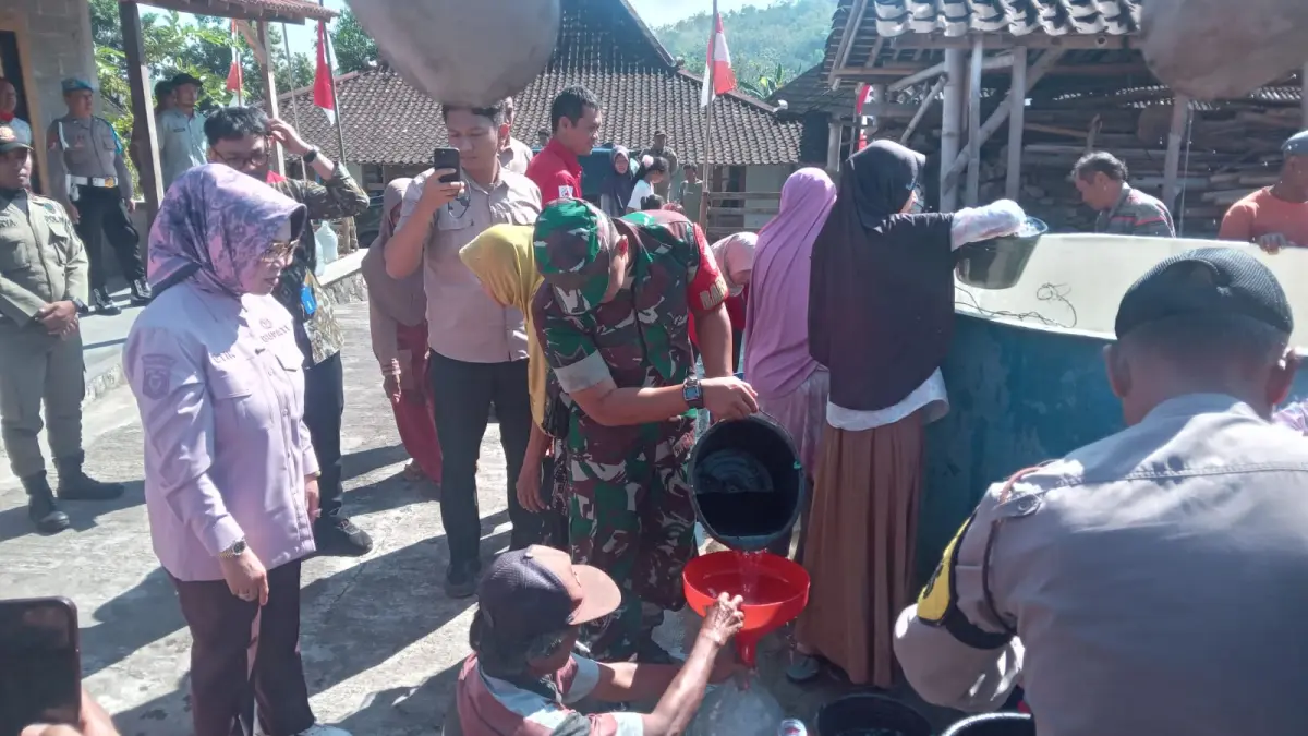 Bupati Sukoharjo Etik Suryani salurkan bantuan air bersih di Desa Kunden, Kecamatan Bulu, Kamis (9/7). (IWAN KAWUL/RADAR SOLO)