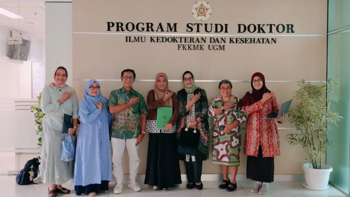 Lely Firrahmawati (tengah), dosen Program Studi Kebidanan Universitas ‘Aisyiyah Surakarta, yang baru saja dinyatakan lulus dalam ujian disertasi Program Doktor Ilmu Kedokteran dan Kesehatan, Fakultas Kedokteran, Kesehatan Masyarakat, dan Keperawatan Universitas Gadjah Mada. (DOK.PRIBADI)