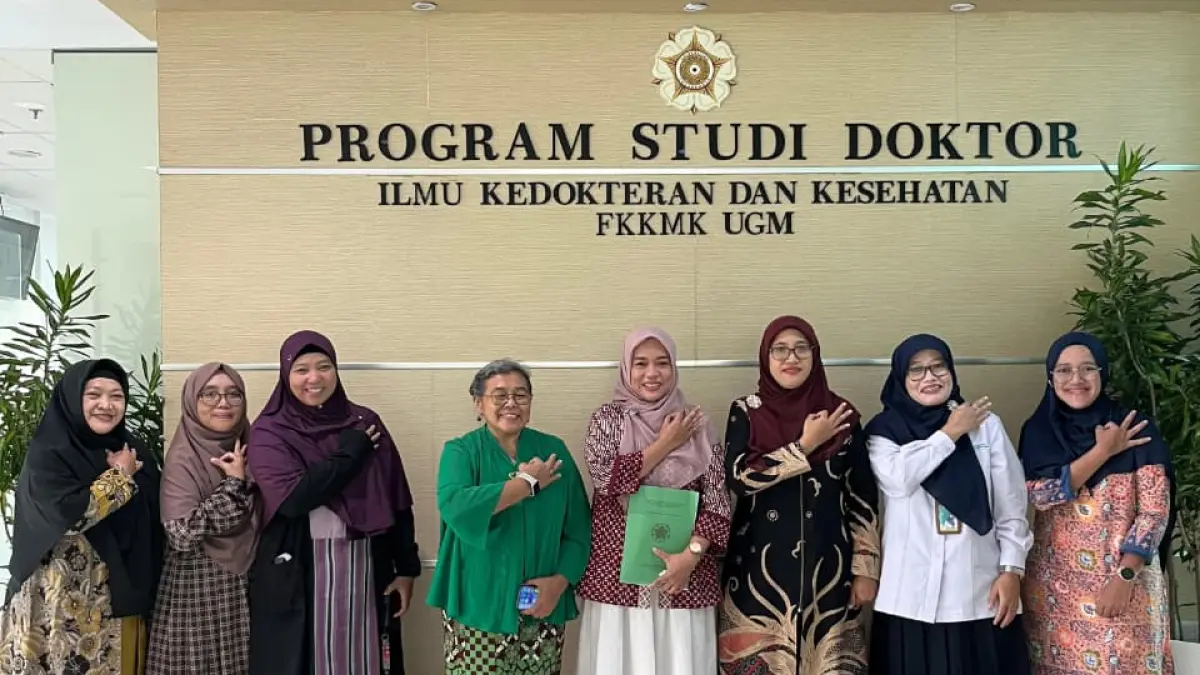 Dalam disertasinya, Lely (empat dari kiri) mengangkat penelitian berjudul “Pengembangan Layanan Kesehatan Mental Antenatal melalui Kolaborasi Tenaga Kesehatan untuk Pengelolaan Kecemasan pada Ibu Hamil di Layanan Primer.” (DOK.PRIBADI)