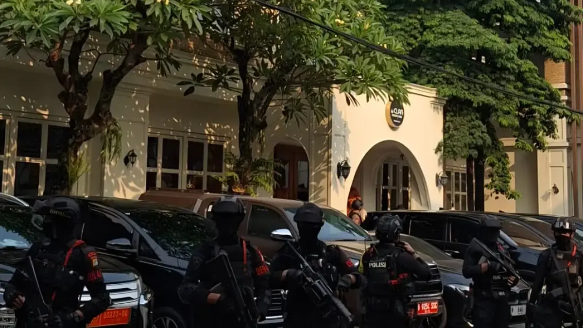 de’Clan Signature Cafe di Cipete, Jakarta Selatan dijaga personel Brimob saat digeledah oleh Kortas Tipikor Polri dan Polda Metro Jaya. (Sabik Aji Taufan/JawaPos.com)