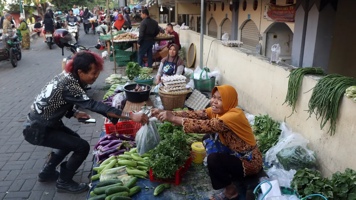 Kipli belanja sayur di Pasar Legi untuk menyuplai sayuran ke beberapa outlet di Solo Raya. (Arief Budiman/Radar Solo)