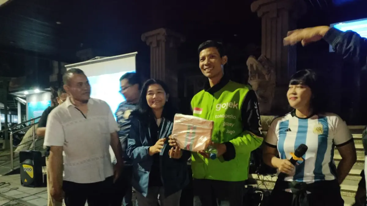 Persatuan Wartawan Indonesia (PWI) Surakarta bersama Monumen Pers dan TVRI menggelar nobar di depan Monumen Pers, Selasa (7/7) malam. (Silvester Kurniawan/Radar Solo)