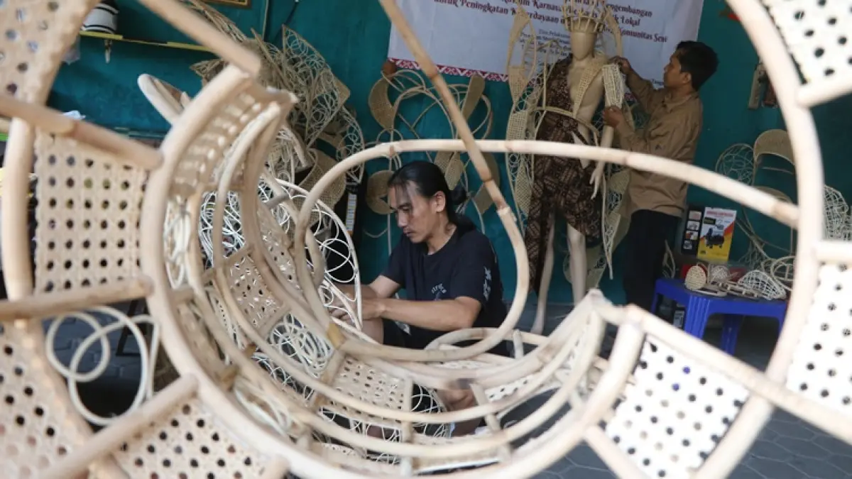 Proses pembuatan kostum SBC 2026 berupa padu padan bahan rotan dan batik, garapan tim gabungan Prodi Mode UNS dan Komunitas Asyikin Art, Kamis (9/7). (ARIEF BUDIMAN/RADAR SOL0)