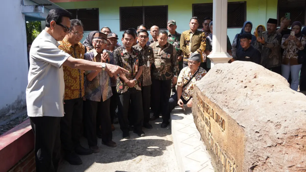 Raja Kasultanan Yogyakarta, Sri Sultan Hamengku Buwono X melihat salah satu petilasan Pangeran Mangkubumi di Sragen, Kamis (9/7/2026). (Ahmad Khairudin/Radar Solo)