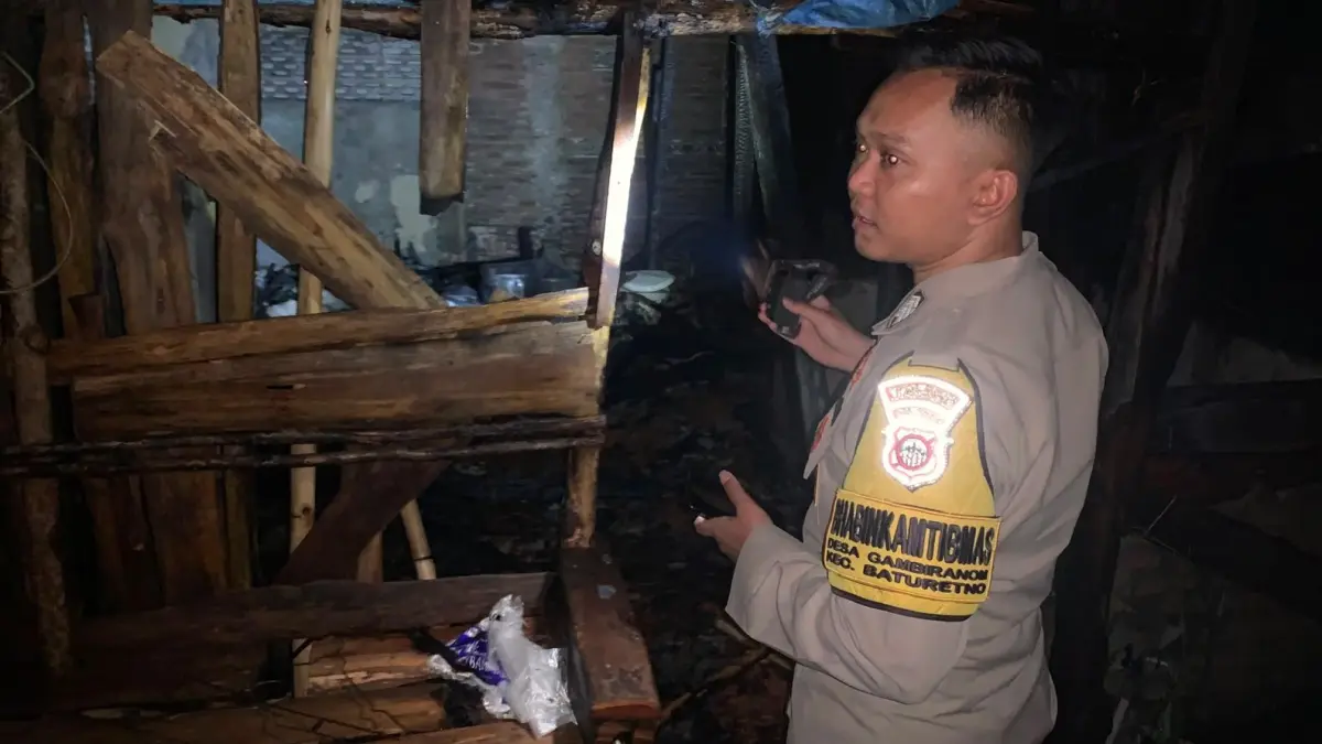 Rumah warga Dusun Janglot RT 02 RW 21, Desa/Kecamatan Baturetno dilalap si jago merah, Rabu (8/7) malam. (DOK.DAMKAR WONOGIRI)