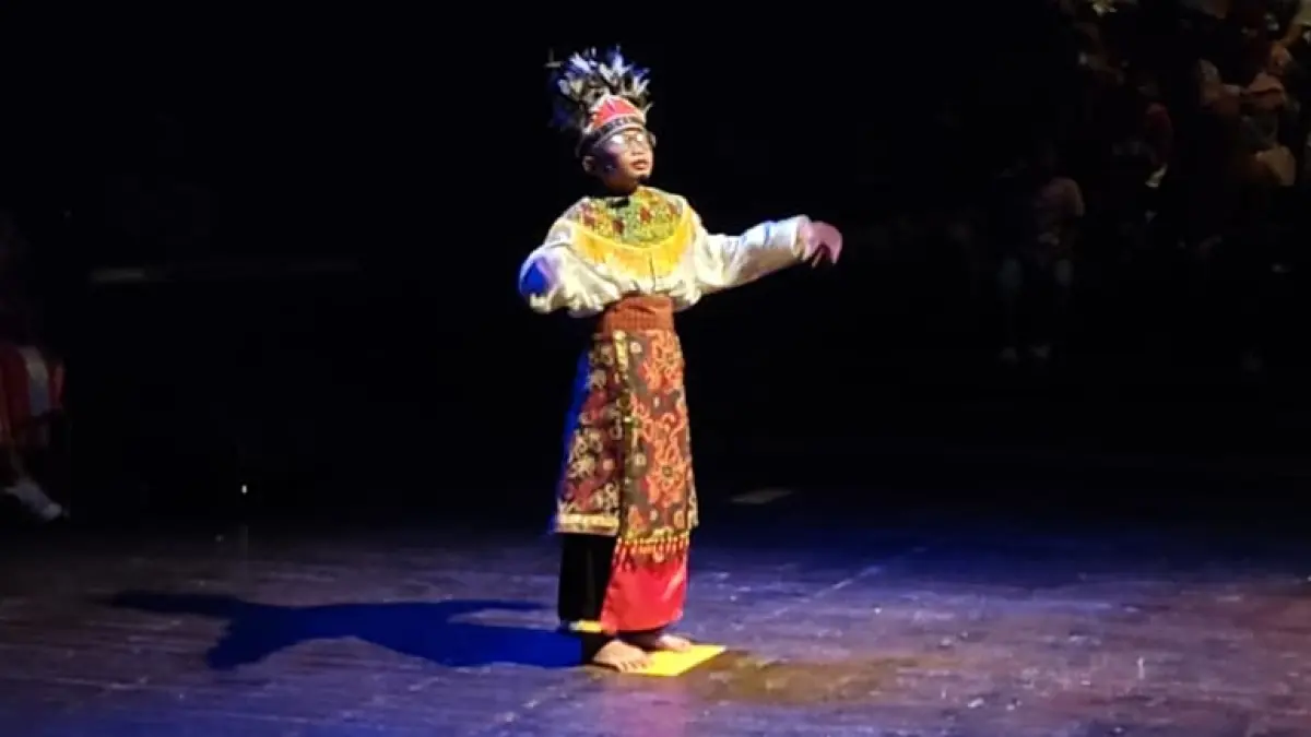 TES MENTAL: Pementasan Nata Lintas yang digelar di panggung Teater Arena Taman Budaya Jawa Tengah, belum lama ini.&nbsp;(HERNINDYA&nbsp;JALU/RADAR&nbsp;SOLO) 