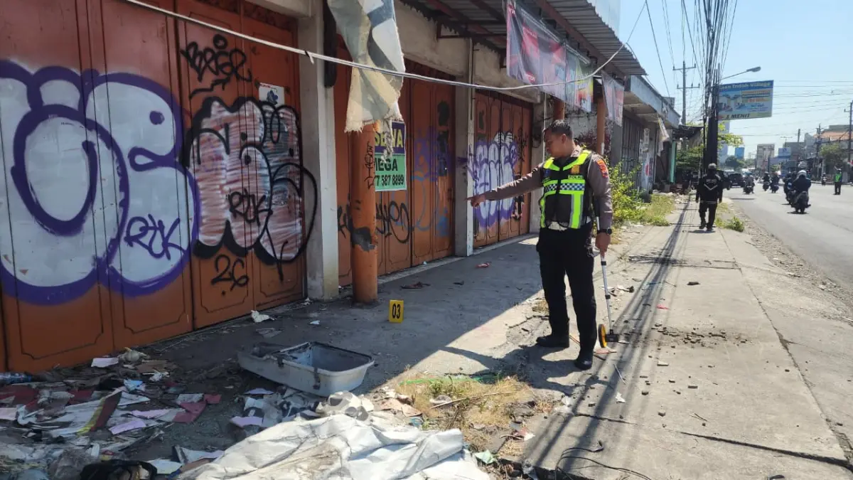 Tim Satlantas Polres Sukoharjo lakukan olah TKP di lokasi kecelakaan mobil supercar McLaren yang dinaiki Youtuber Andra ST dan Robby Pantjoro, Kamis (9/7). (IWAN KAWUL/RADAR SOLO)