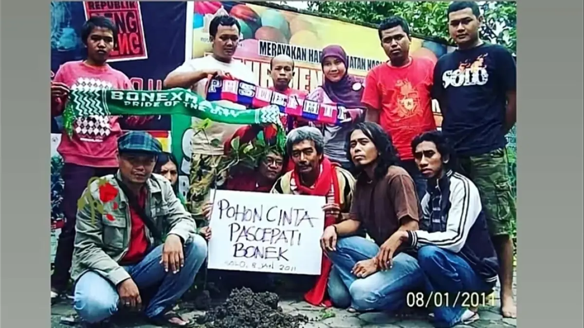 Andie Peci (jongkok pojok kiri) saat hadiri penanaman Pohon Cinta Pasoepati Bonek yang ada di Halaman Museum Titik Nol Pasoepati, 2011 silam. 