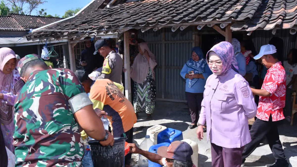 Bupati Sukoharjo Etik Suryani pantau dropping air bersih di Dusun Sumberagung RT 3 RW 1, Desa Kunden, Kecamatan Bulu, sebelum OTT KPK, Kamis (9/7). (IWAN KAWUL/RADAR SOLO) 