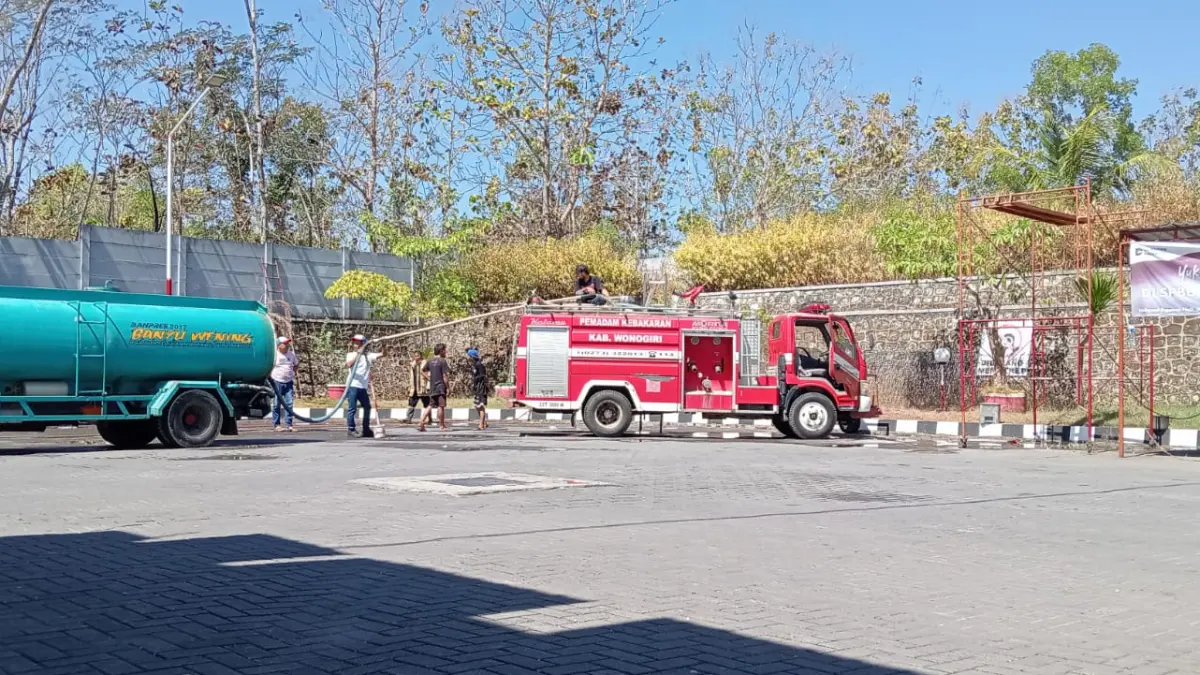 Lahan Terbakar Dekat SPBU Pracimantoro (IWAN ADI/RADAR SOLO)