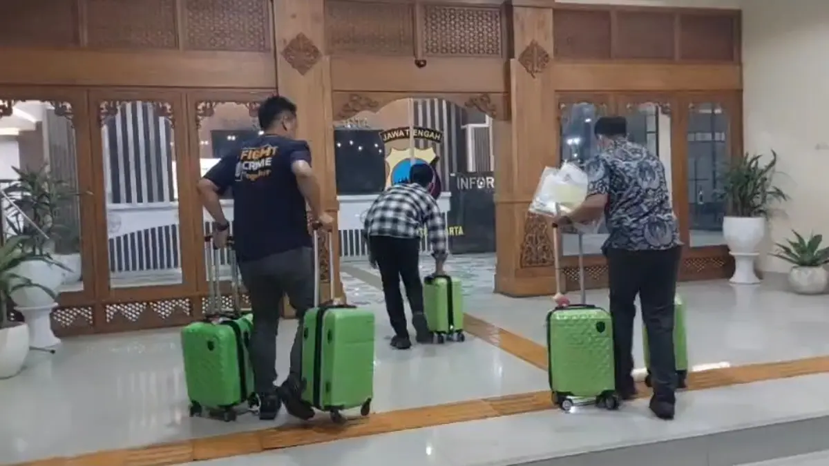 Lima koper yang disebut-sebut berisi barang bukti terkait OTT KPK di salah satu wilayah di Solo Raya, tiba di Mapolresta Solo. (ANTONIUS C/RADAR SOLO)