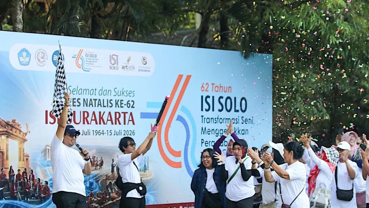 Rektor ISI Solo Bondet Wrahatnala melepas peserta jalan sehat dalam rangka Dies Natalis Ke-62 kampus setempat, Jumat (10/7). (ALFIDA NURCHOLISAH/RADAR SOLO)