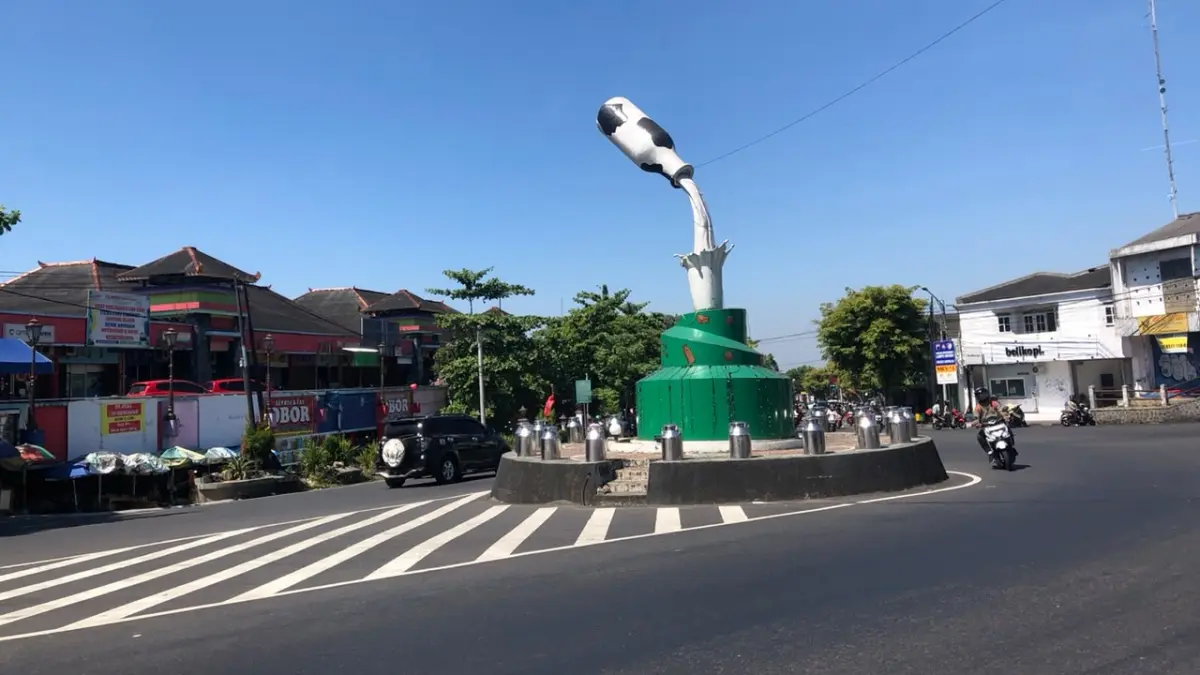 Tampak Tugu Susu Murni Boyolali: proyek perbaikan jalan Pandanaran mulai Susu Murni hingga Taman Pandanalas ditunda (Abdul Khofid/Radar Solo)