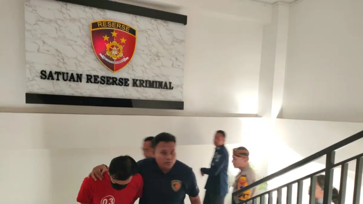Tersangka pembuangan bayi di KA Sancaka diamankan di Polresta Solo. (Silvester Kurniawan/Radar Solo)